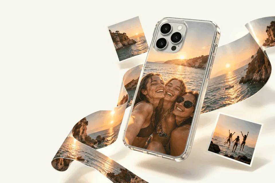 Eine Handyhülle mit einem Selfie im Sonnenuntergang, umgeben von Reisefotos